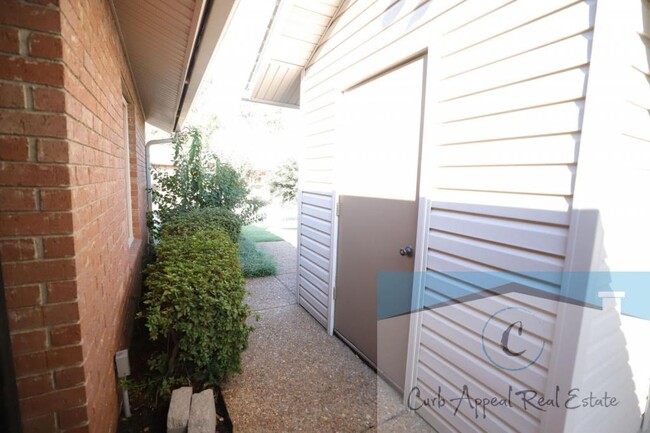 Building Photo - 2725-C Greenbriar Drive