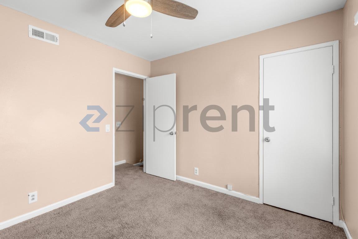 Building Photo - Unit Row 3