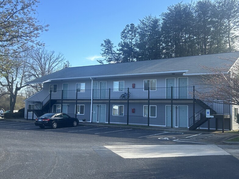 Guilford Place Apartments. 320 Guilford College Rd Greensboro NC