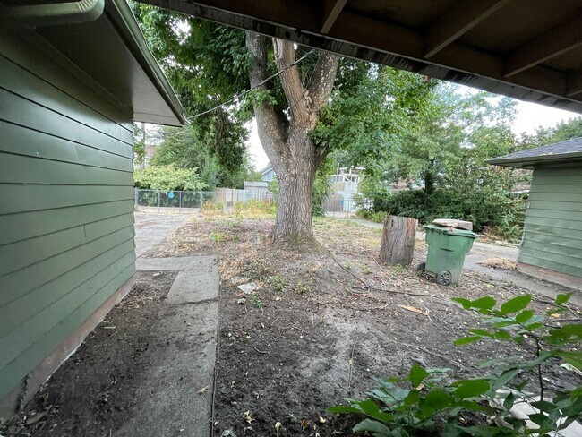 Building Photo - 651