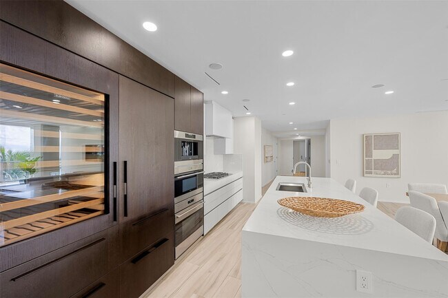 Building Photo - 2200 N Ocean Blvd