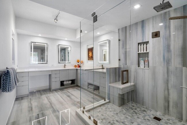 Building Photo - 2650 Lake Shore Dr