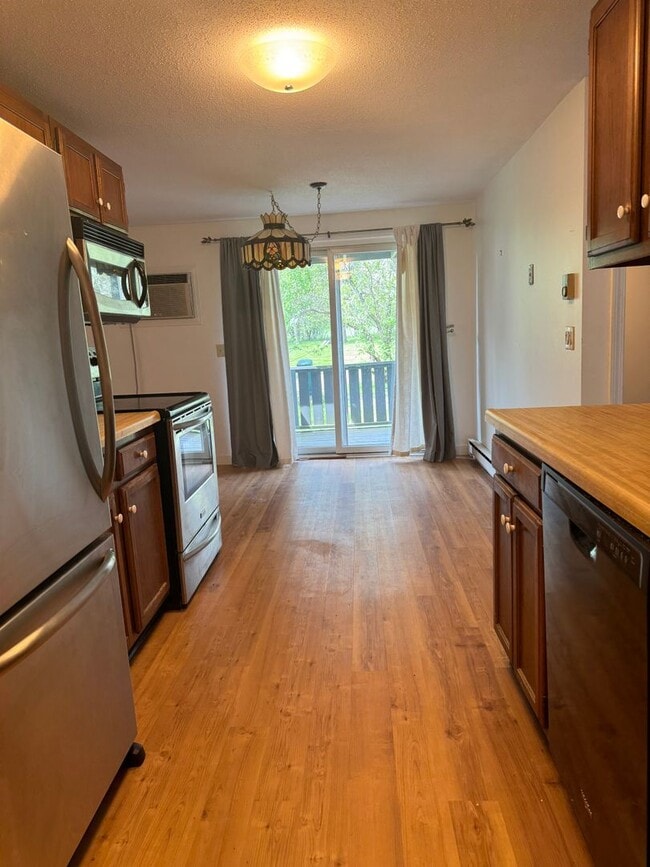 Building Photo - 2 bedroom condo 3.5 miles from Dartmouth