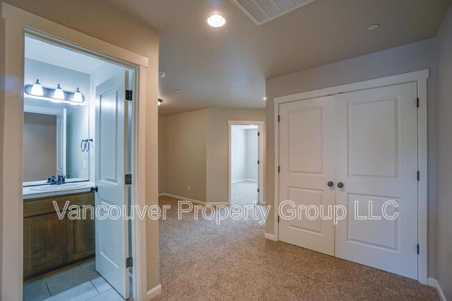 Building Photo - 5809 NE 71st Ave