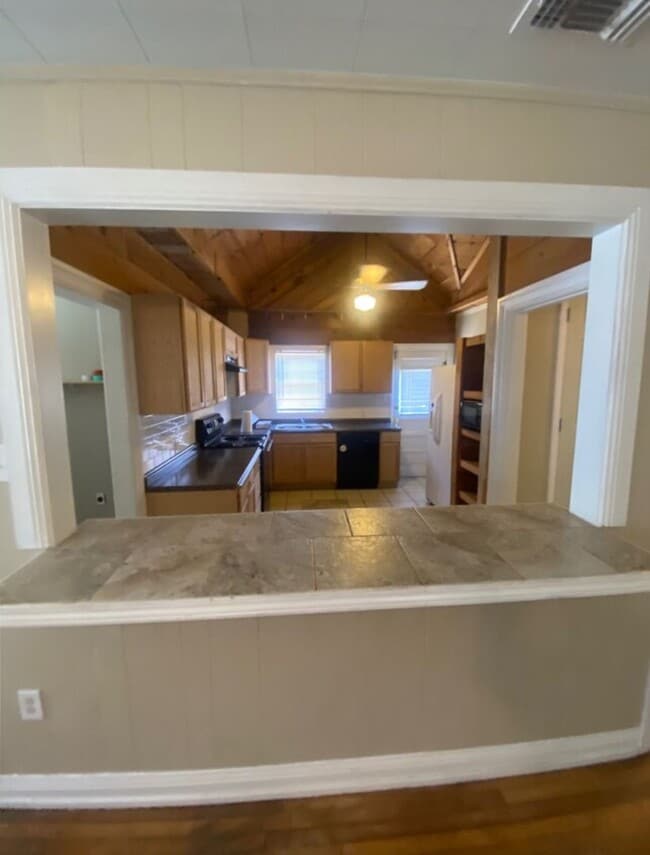 Building Photo - Spacious 2 Bedroom home