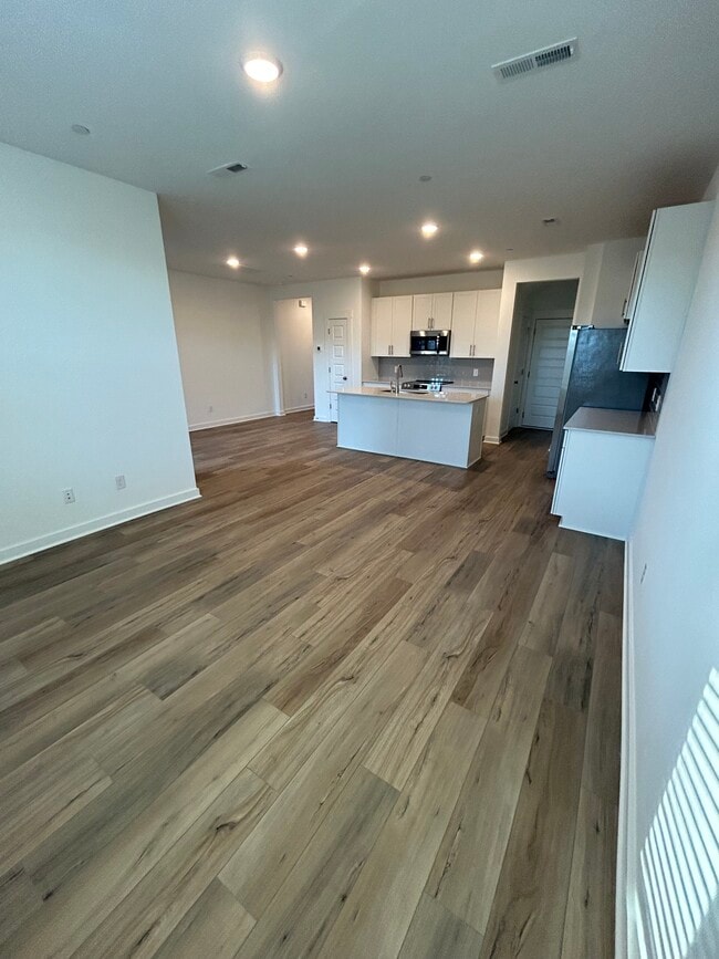 Building Photo - 700 Dreamers Private Ln