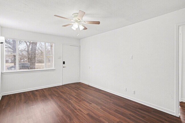 Building Photo - 2209 Barbell Ln