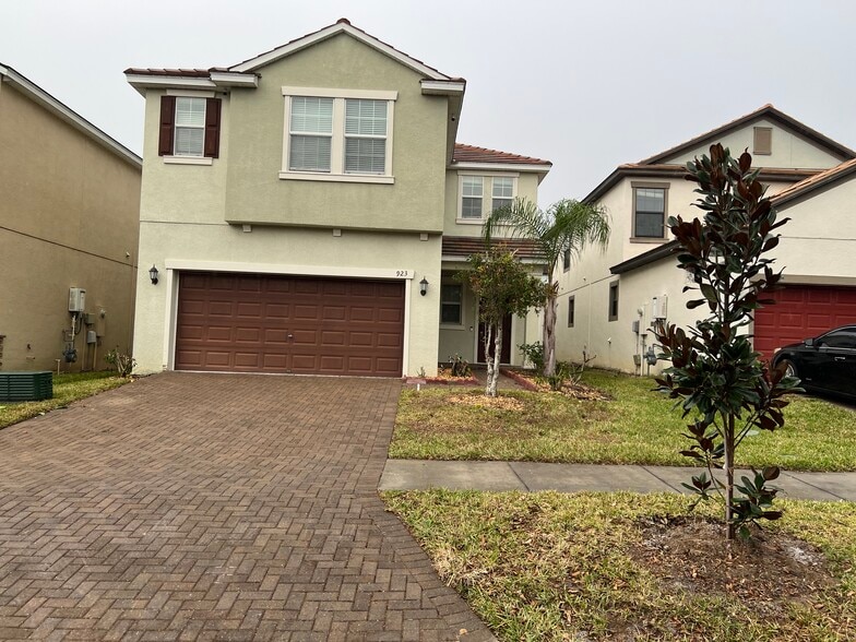 Building Photo - 923 Terra Vista St