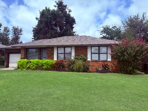 Building Photo - 2923 NW 72nd St