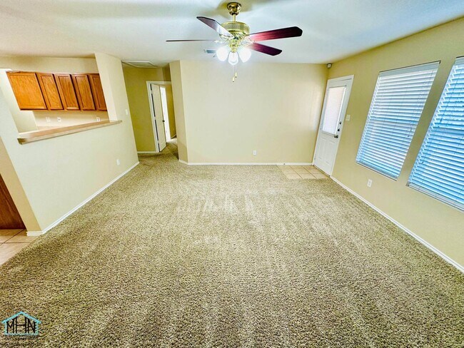 Building Photo - Looking for space, comfort, and convenienc...