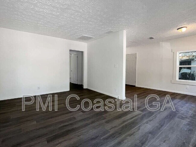 Building Photo - 1121 E 53rd St