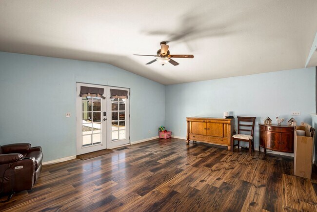 Building Photo - 2072 Lonnie Ln