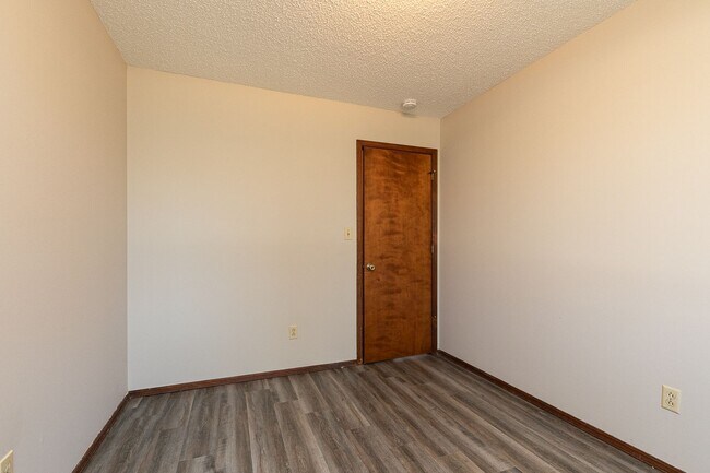 Building Photo - Updated 5 bedroom | 2 bath | 2 car garage | WALK OUT BASEMENT | Fenced backyard | Close to downto...