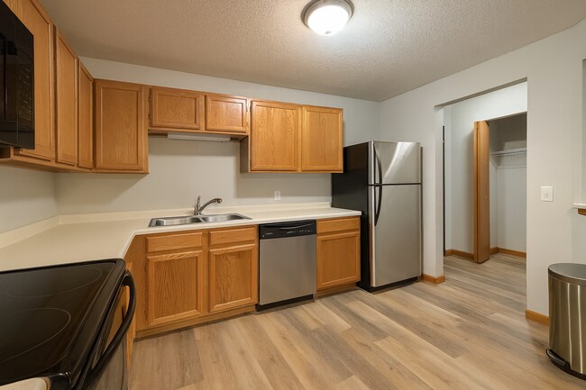 Building Photo - Quaint, Updated 1 Plus Den Condo in Bloomi...