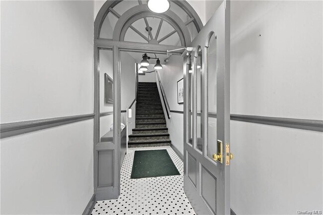 Building Photo - 633 Old Post Rd