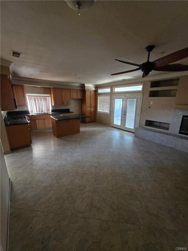 Building Photo - Spacious Home