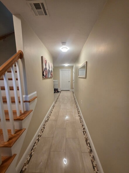 Building Photo - 304 Hunting Hill Dr