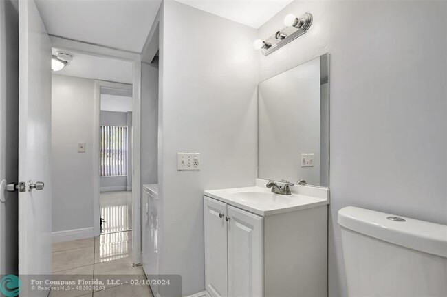 Building Photo - 4156 Inverrary Dr