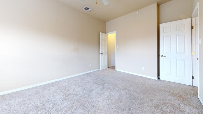 Building Photo - Lakeridge Townhomes #704