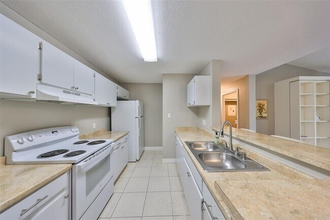 Building Photo - 9481 Highland Oak Dr