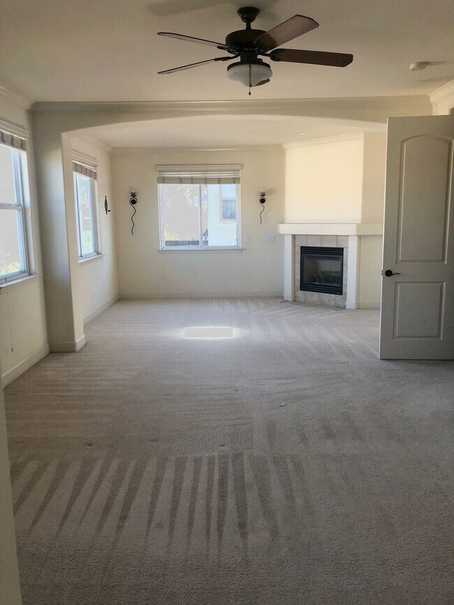 Building Photo - 4 br, 2.5 bath House - 205 Vista Del Rio Ct.