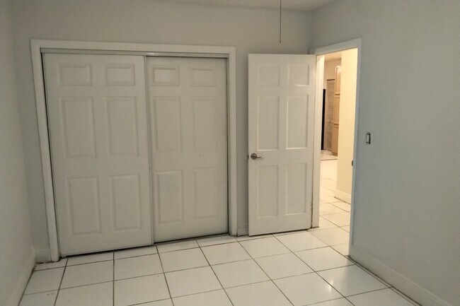 Building Photo - 2813 Acapulco Dr