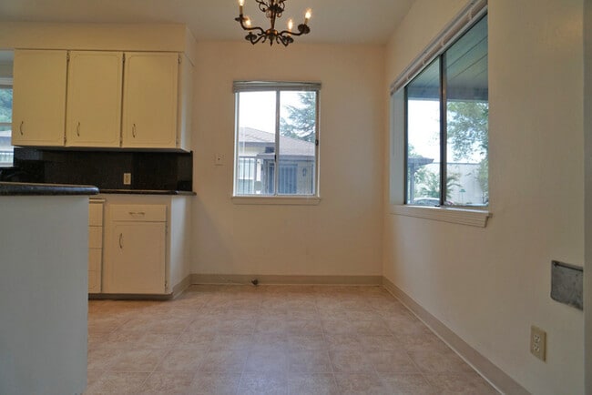 Building Photo - charming 3 bedroom 1.5 bathroom House in U...