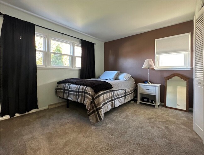 Building Photo - 406 Sharr Ave