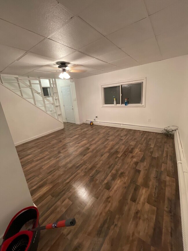 Building Photo - 3 Bedroom Home Fully Updated.