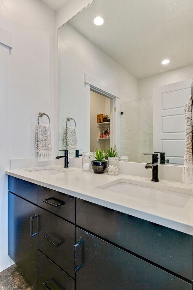 Building Photo - Beautiful Townhome in Daybreak