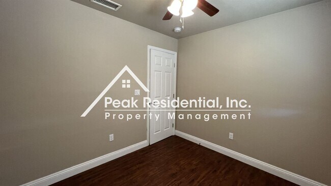 Building Photo - 3 br, 1 bath House - 6525 Hazel Ave