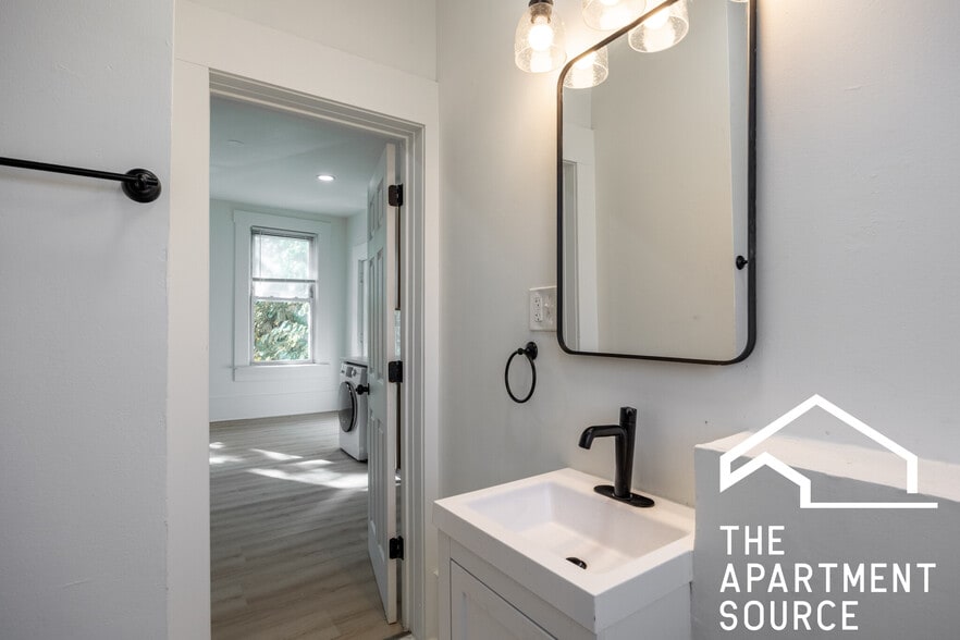 Building Photo - 2301 N Leavitt St