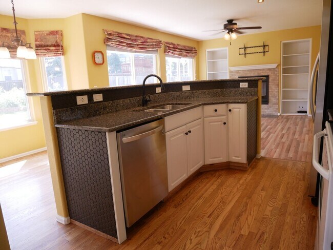 Building Photo - 4 Bedroom, 3.5 Bathroom Home with A/C! - A...