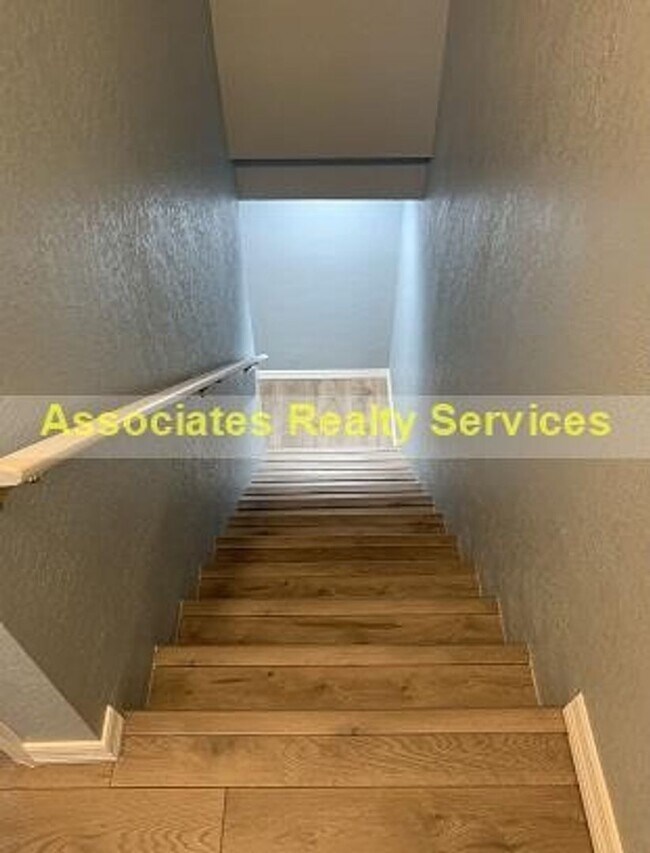 Building Photo - 2 Bed/2.5 bath End Unit Town home!  LOOK !!!