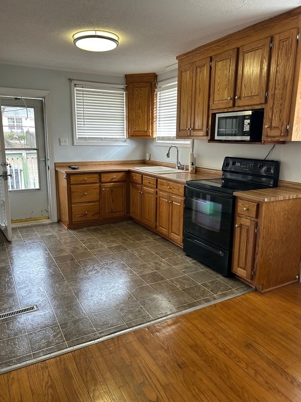 Building Photo - 108 S Rockview Dr