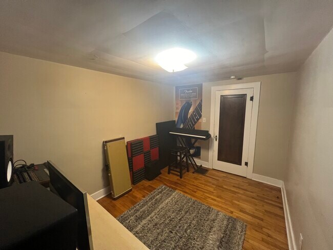 Building Photo - 1300 W Barnes Ave