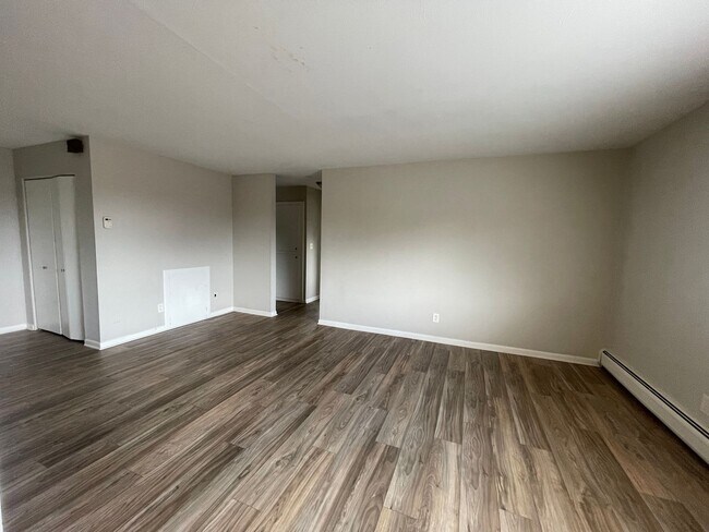 Building Photo - 3101 Bromley Pl