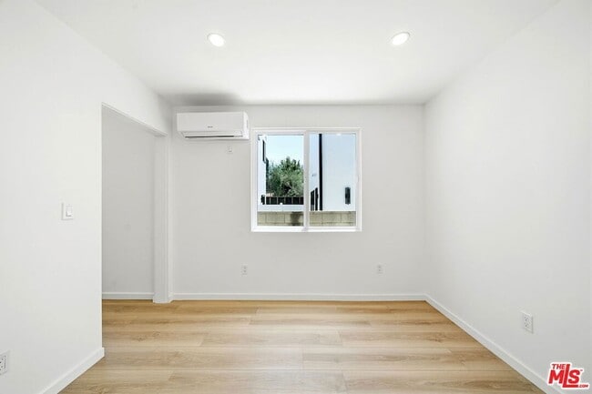 Building Photo - 333 6th Ave