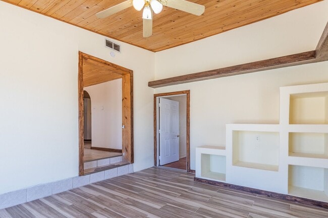 Building Photo - Private 3 bedroom, 1 bath with Large Fenced-in Backyard