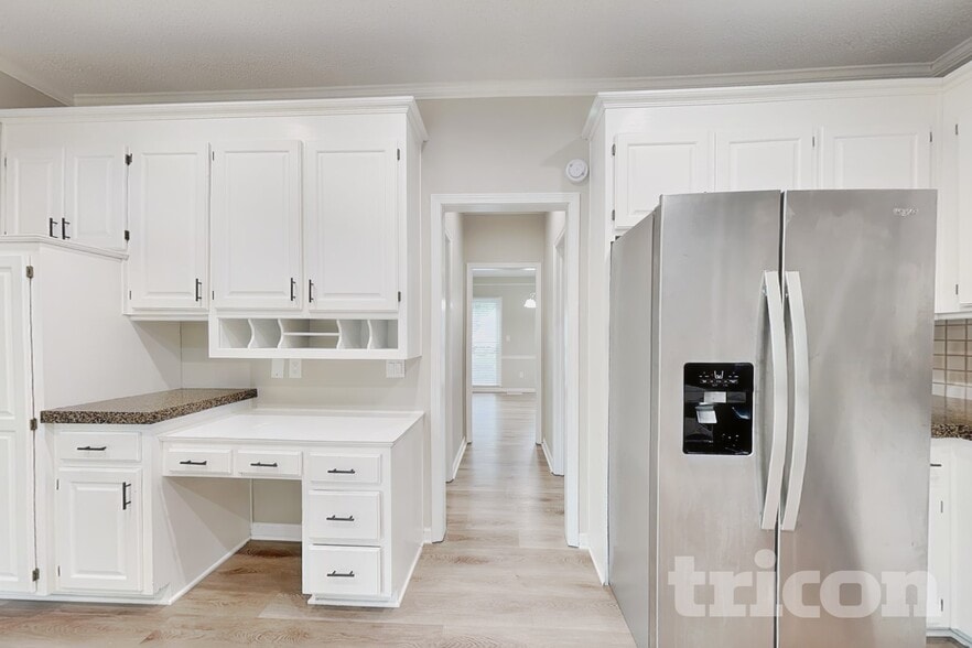 Building Photo - 9719 N Kenwood Ct