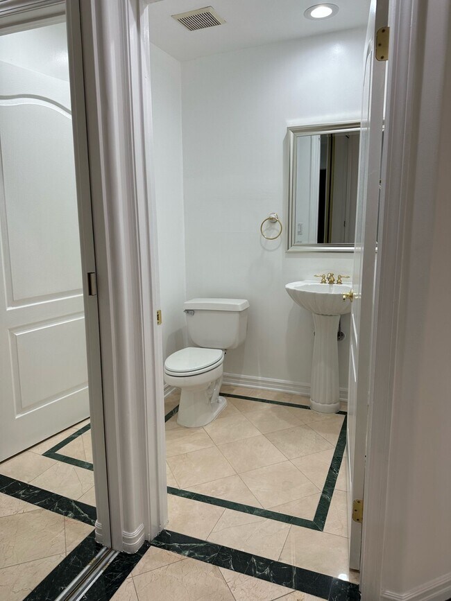 Building Photo - 435 Arnaz Dr