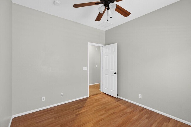 Building Photo - 697 W Oak Tree Ln