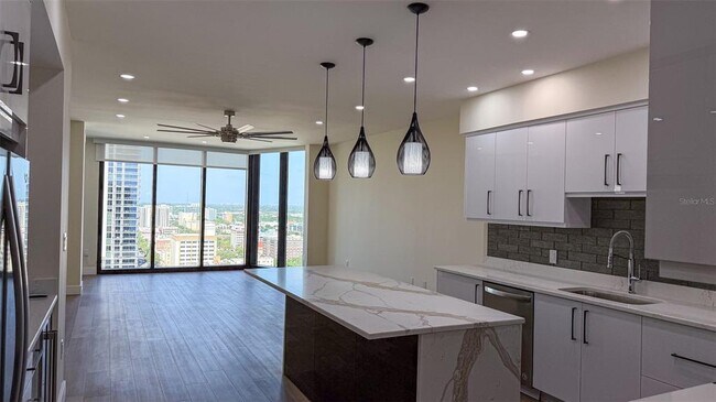 Building Photo - 1 Beach Dr SE