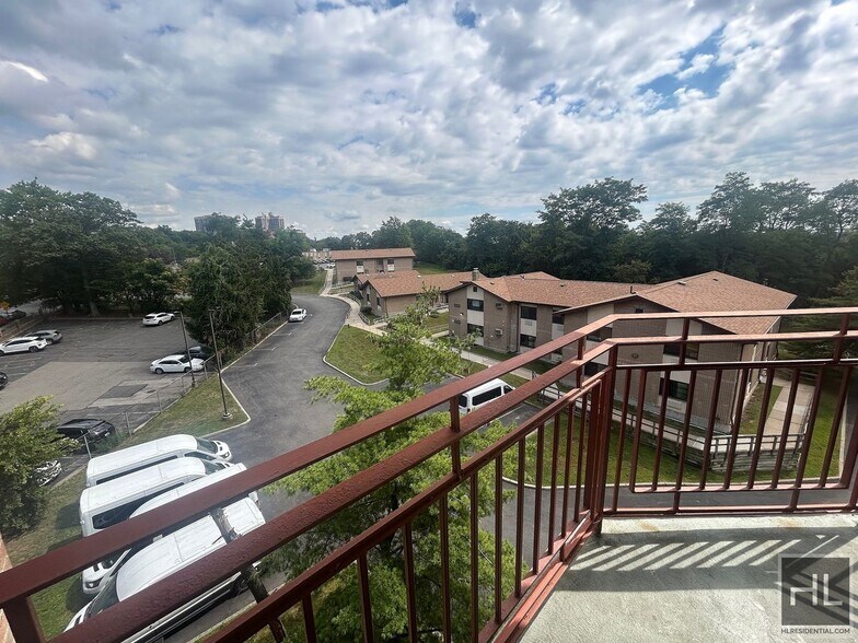 Building Photo - GRAND CENTRAL PARKWAY