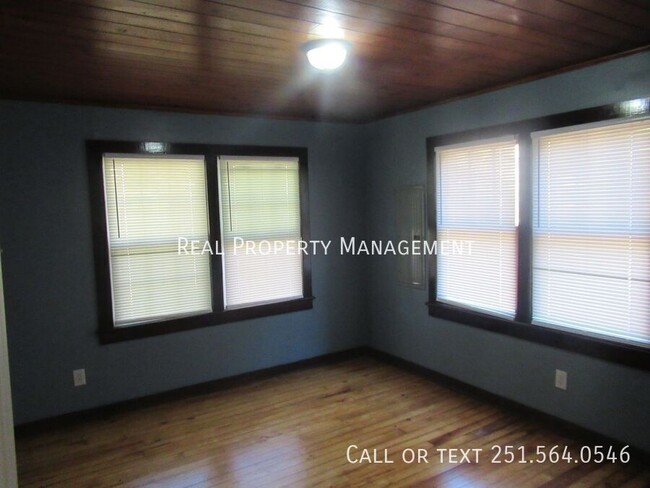 Building Photo - 2 Bedroom 1 Bath Remodeled Home off Moffet...