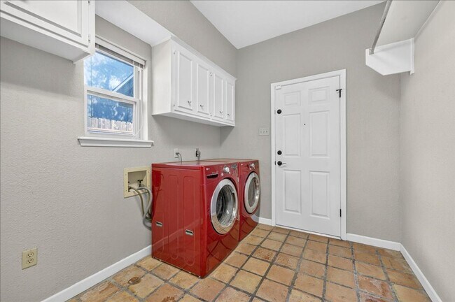 Building Photo - 5305 Greenbriar Dr