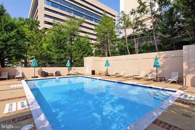 Building Photo - 1301 N Courthouse Rd