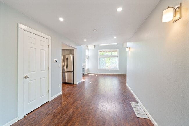 Building Photo - 10251 NW Village Heights Dr