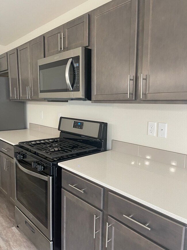 Building Photo - 4 bedrooms + BONUS ROOM And 2.5 baths Tumw...