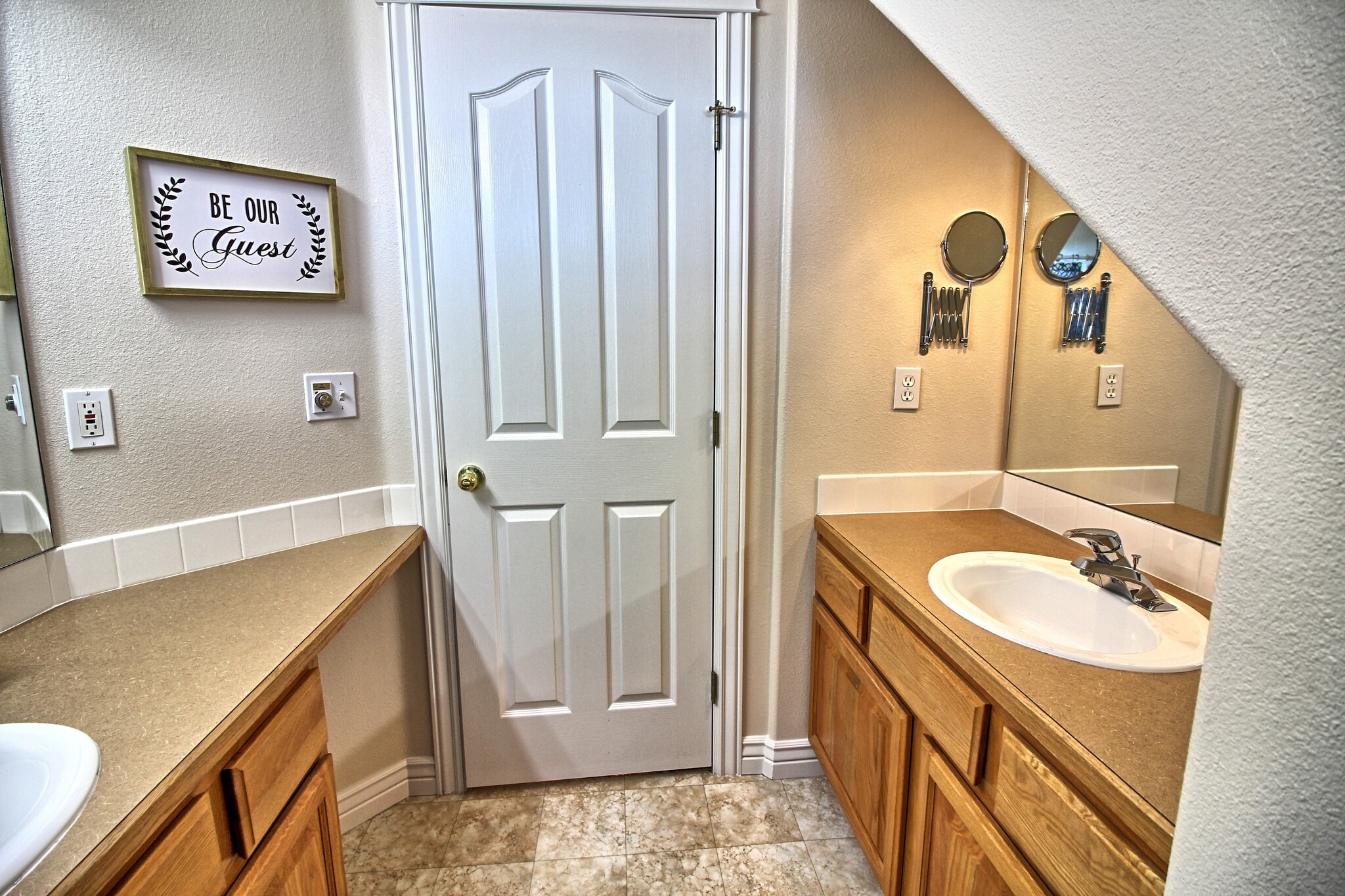 Building Photo - 528 E Knoll Dr